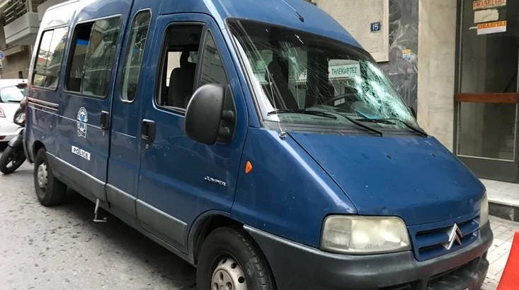 «Γυαλιά καρφιά» το αστυνομικό βαν που δέχθηκε επίθεση στην ΑΣΟΕΕ -Σπασμένα τζάμια και λαμαρίνες